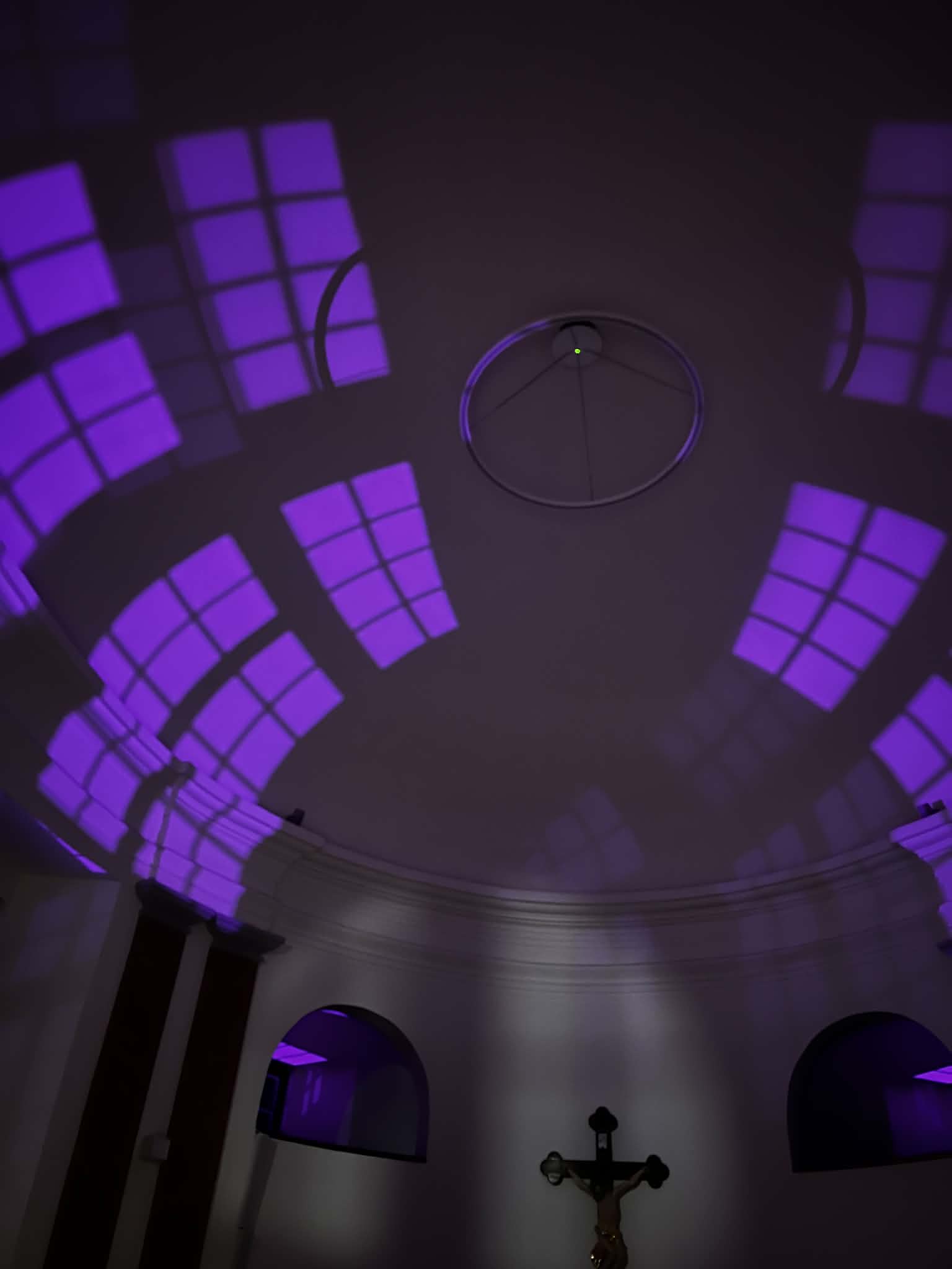 Fialové světlo vytvářející geometrické odlesky